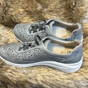Earth pair of loafers. Medium gray color sizes eight 1/2​​